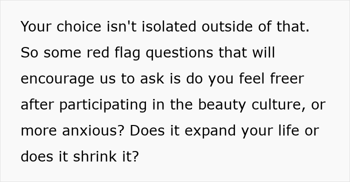 Texto alternativo: Mujer explica por qué los estándares de belleza no funcionan y cómo se utilizan contra las mujeres en la sociedad.