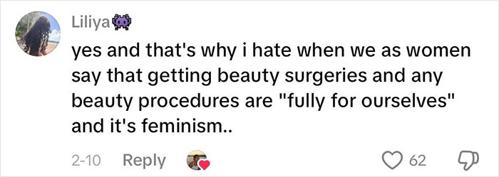Comentario de una mujer que explica por qué los estándares de belleza no funcionan y cómo los procedimientos de belleza están vinculados al feminismo y las presiones de las mujeres.