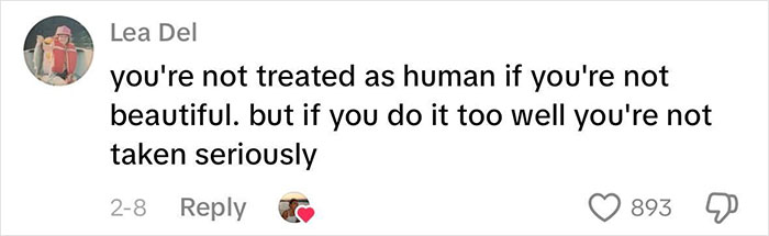 Comentario de usuarios sobre estándares de belleza, destacando cómo van en contra de las mujeres y afectan su trato y seriedad.