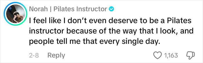 Instructora de Pilates que comparte sentimientos sobre cómo los estándares de belleza impactan negativamente la autoestima y la identidad de las mujeres en línea.