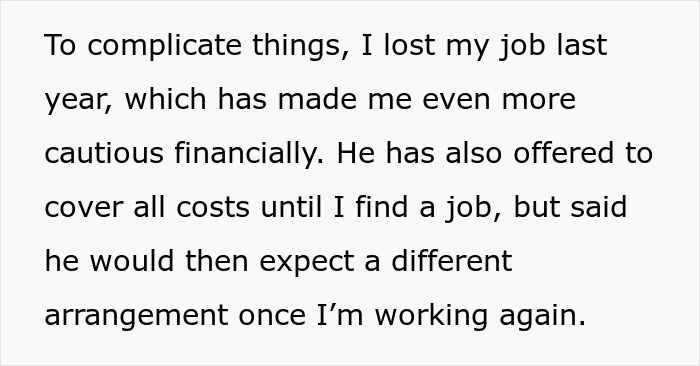 Extracto de texto sobre un hombre que quiere mudarse con su novia pero se niega a vivir en su apartamento.