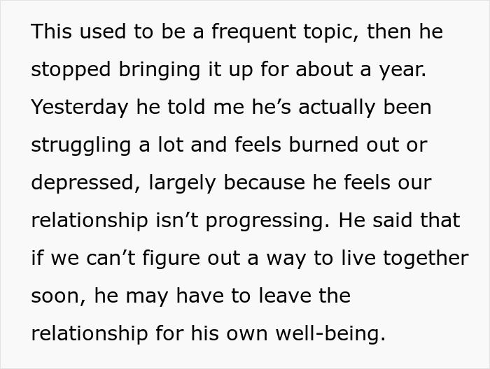 El hombre quiere mudarse con su novia pero se niega a vivir en el apartamento de ella, lo que provoca problemas en las relaciones.