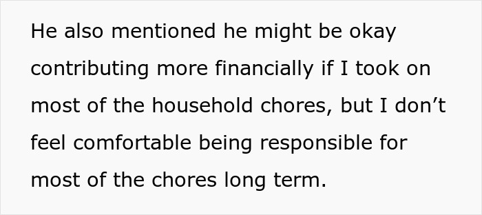 Extracto de texto sobre un hombre que quiere mudarse con su novia pero se niega a vivir en su apartamento.