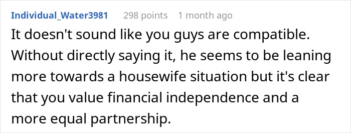 Captura de pantalla de un comentario de Reddit que analiza cuestiones de relación sobre arreglos de vivienda e independencia financiera.