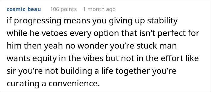 Comentario de Reddit sobre un hombre que quiere mudarse con su novia pero se niega a vivir en su apartamento.
