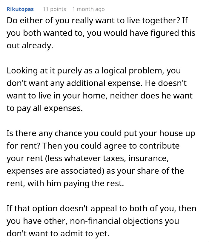 Comente sobre un hombre que quiere mudarse con su novia pero se niega a vivir en su apartamento.