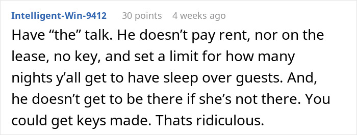 Comentario de texto de un usuario que habla sobre cómo establecer límites con compañeros de cuarto que no pagan alquiler o no tienen llaves.
