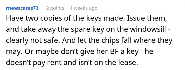 Comente sobre compañeros de cuarto que ignoran las llamadas, mostrando frustración por la mujer harta de ser su portero personal.