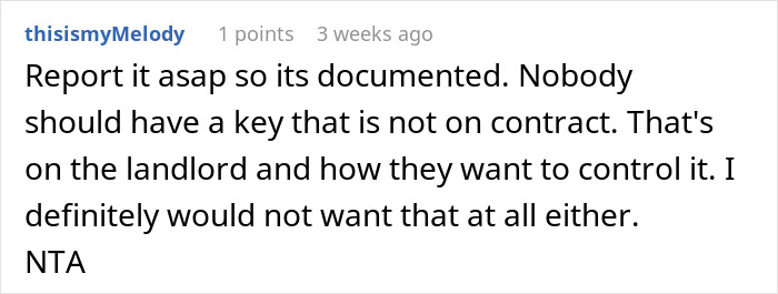 Captura de pantalla de un comentario en línea sobre una mujer harta de ser el portero personal de sus compañeros de cuarto ignorando sus llamadas.