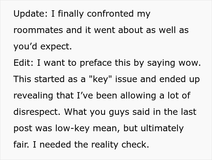 Mujer harta de ser portera personal de sus compañeros de cuarto, lee mensajes sobre cómo establecer límites y enfrentar la falta de respeto.