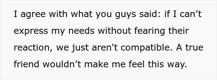 Mujer harta de ser el portero personal de sus compañeros de cuarto, expresando frustración por una situación de vida incompatible y necesidades ignoradas.