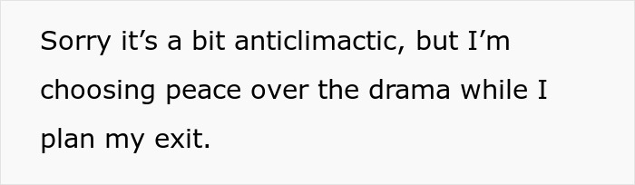 Texto en pantalla que muestra a una mujer harta de ser el portero personal de sus compañeras de cuarto, prefiriendo la paz al drama.