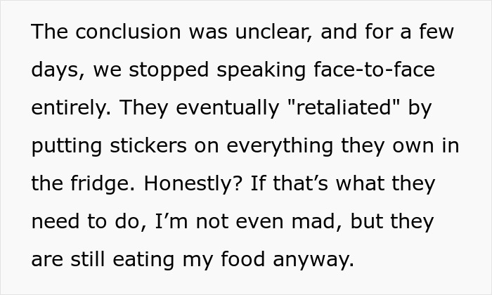 Mujer harta de ser portera personal de sus compañeros de piso, ignorar sus llamadas y lidiar con conflictos de nevera compartida.