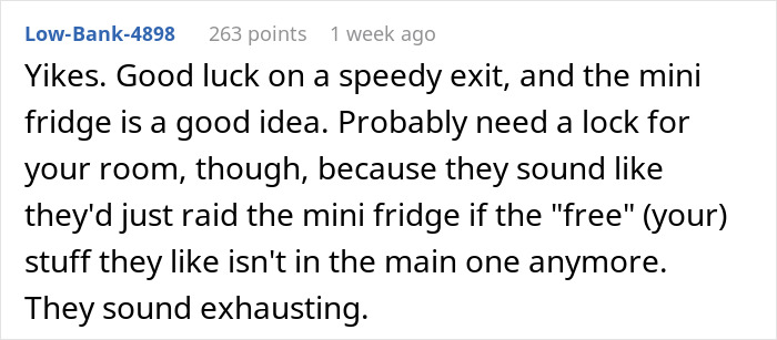 Comentario expresando frustración por los compañeros de cuarto y sugiriendo un candado para el mini refrigerador para evitar ser portero personal.