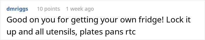 Mujer harta de ser el portero personal de sus compañeros de cuarto, ignorando sus llamadas mientras está sentada en el sofá con el teléfono.