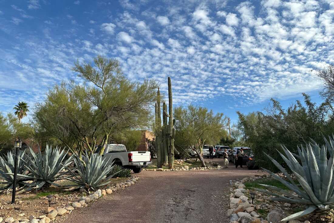 Se ve a agentes del orden en la casa de Nancy Guthrie cerca de Tucson, Arizona, el lunes. La casa de ladrillo está rodeada de cactus y otras plantas suculentas.