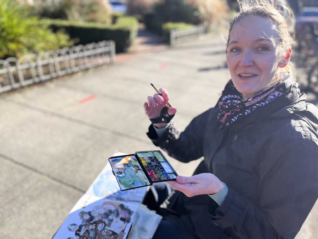 Karen Hansen, quien descubrió Urban Sketchers el año pasado, vino preparada con una silla plegable y una paleta de pintura de acuarela magnética, para poder resaltar los colores que quería usar para la pintura de hoy.