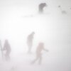 Un grupo de entusiastas de los deportes de nieve desafían la nieve y las temperaturas de 20 grados para esquiar en Horsebarn Hill el lunes por la tarde mientras pasan las últimas olas de una tormenta de nieve que arrojó más de un pie de nieve en todo el estado en Mansfield, Connecticut. el 23 de febrero.