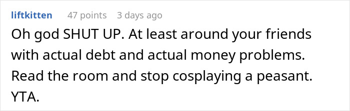 Captura de pantalla de un comentario que critica a una mujer que creció adinerada por no leer la sala y perder amigos.