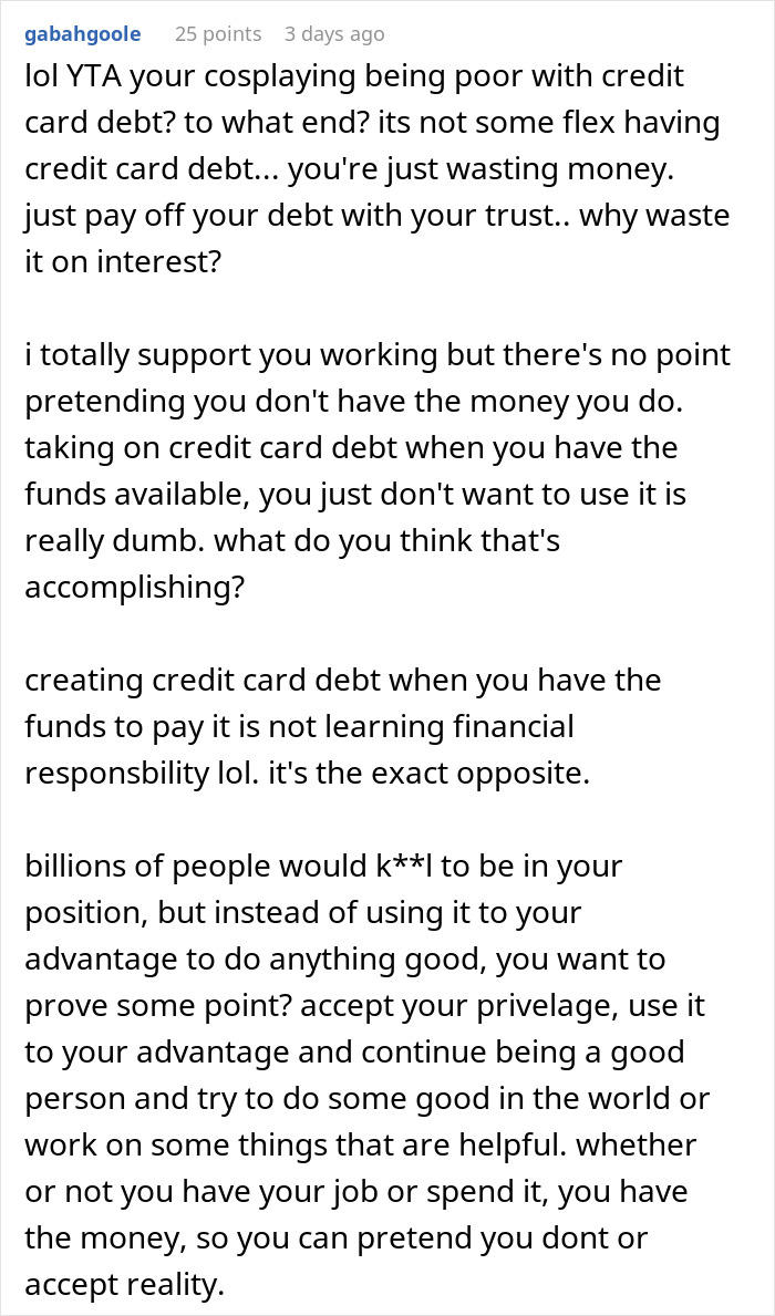 Captura de pantalla de un comentario en línea que critica a una mujer que creció adinerada por no leer la sala y perder amigos por el mal uso de privilegios.