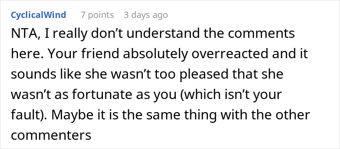 Comentario de Reddit sobre una mujer que creció adinerada y lucha por leer en la sala, perdiendo amigos por cuestiones de privilegios.