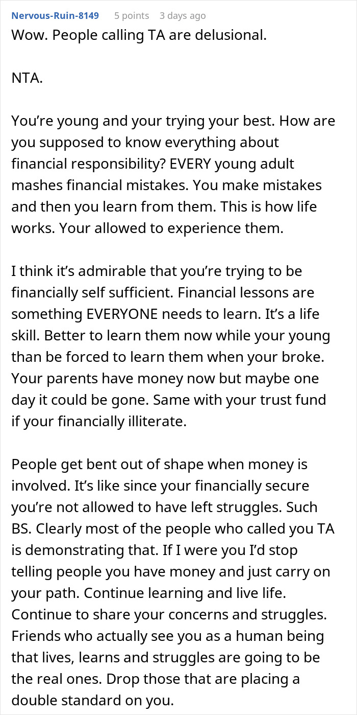 Comente sobre la responsabilidad financiera y los privilegios de una mujer joven que enfrenta desafíos sociales debido a su origen adinerado.