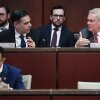 El presidente del Comité de Supervisión y Reforma Gubernamental de la Cámara de Representantes, el representante James Comer (R) (R-KY), y el miembro de alto rango, el representante Robert García (L) (D-CA), se reúnen durante una audiencia en el Capitolio de los Estados Unidos el 21 de enero de 2026 en Washington, DC. 