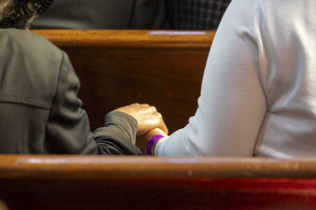 Los partidarios se toman de la mano durante el funeral del reverendo Jesse Jackson en la Coalición Rainbow PUSH.