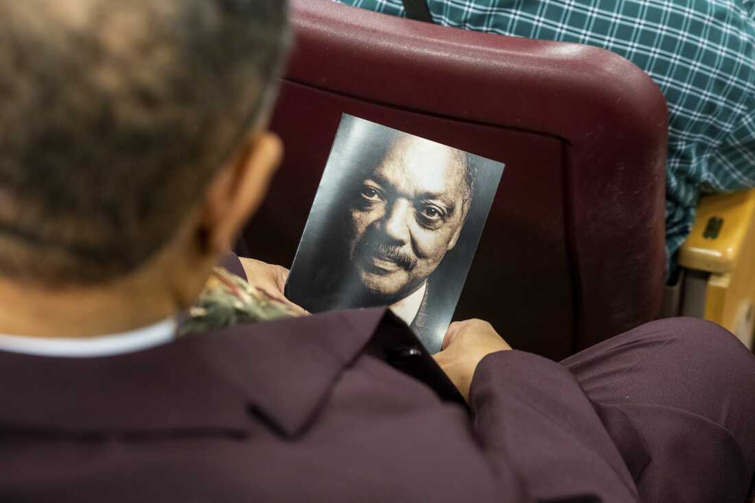 Un asistente celebra un programa conmemorativo con el reverendo Jesse Jackson en House of Hope el viernes.