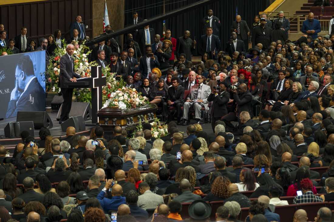 El ex presidente Barack Obama se dirige a los dolientes durante un servicio público de regreso a casa del reverendo Jesse Jackson en la Casa de la Esperanza el viernes.