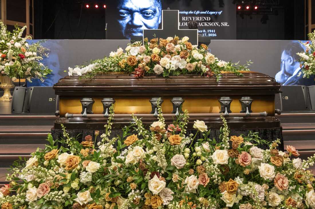 El ataúd del reverendo Jesse Jackson se encuentra frente al santuario de la Casa de la Esperanza el viernes.