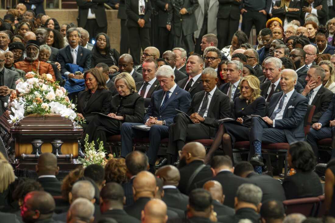 La exvicepresidenta Kamala Harris, la exsecretaria de Estado Hillary Clinton, los expresidentes Bill Clinton y Barack Obama, la exprimera dama Jill Biden y el expresidente Joe Biden asisten a un servicio público de regreso a casa del reverendo Jesse Jackson en la Casa de la Esperanza el viernes.