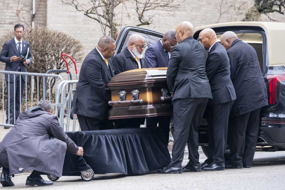 Los portadores del féretro retiran el ataúd del reverendo Jesse Jackson de un coche fúnebre afuera de la Coalición Rainbow PUSH antes de los servicios de regreso a casa en honor al líder de los derechos civiles el sábado.
