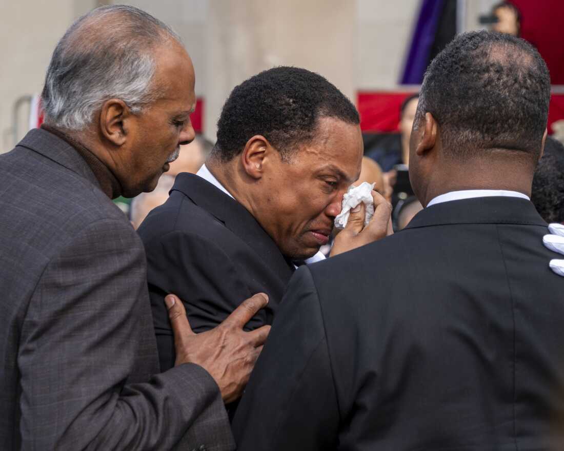 Yusef Jackson es consolado por miembros de su familia después del servicio de regreso a casa del reverendo Jesse Jackson en Chicago el sábado.