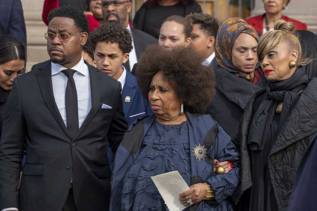 Jacqueline Jackson, la viuda del reverendo Jesse Jackson, recibe el apoyo de su hija Santita Jackson afuera de la sede de la Coalición Rainbow PUSH después del servicio de regreso a casa de Jackson el sábado.