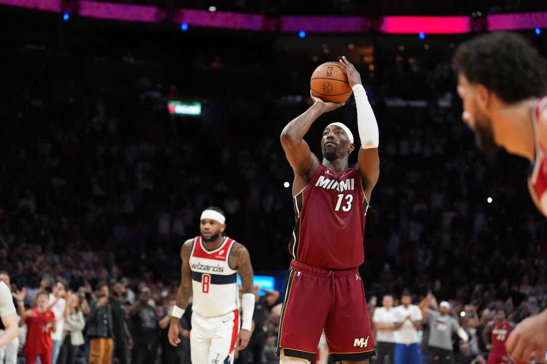 El pívot del Miami Heat, Bam Adebayo (13), lanza un tiro libre para alcanzar 83 puntos, el segundo total más alto en un solo juego en la historia de la NBA, en la segunda mitad de un partido de baloncesto de la NBA contra los Washington Wizards, el martes 10 de marzo de 2026, en Miami.