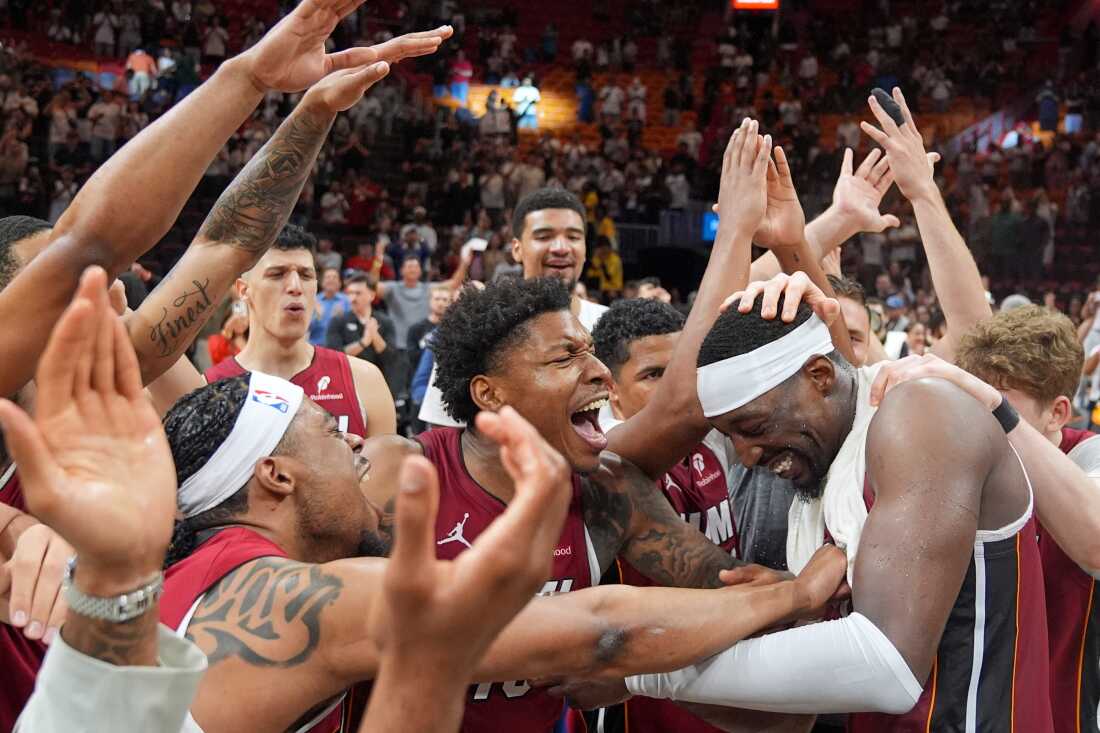 Los compañeros del Miami Heat celebran al centro Bam Adebayo, a la derecha, después de que anotó 83 puntos, el segundo total más alto en un solo juego en la historia de la NBA, en un partido de baloncesto de la NBA contra los Washington Wizards, el martes 10 de marzo de 2026, en Miami.