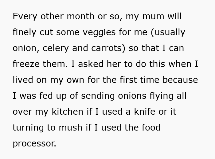 Extracto de texto sobre una madre cortando verduras para congelarlas, destacando los desafíos del uso de cuchillos por parte de un hombre con un solo brazo.