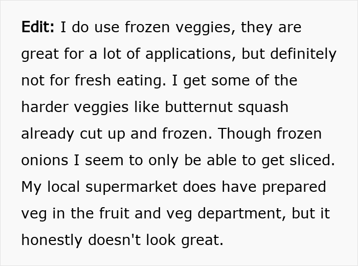 Texto sobre el uso de verduras congeladas y los desafíos de cortar cebollas, relacionado con mi madre cortando verduras para mí.