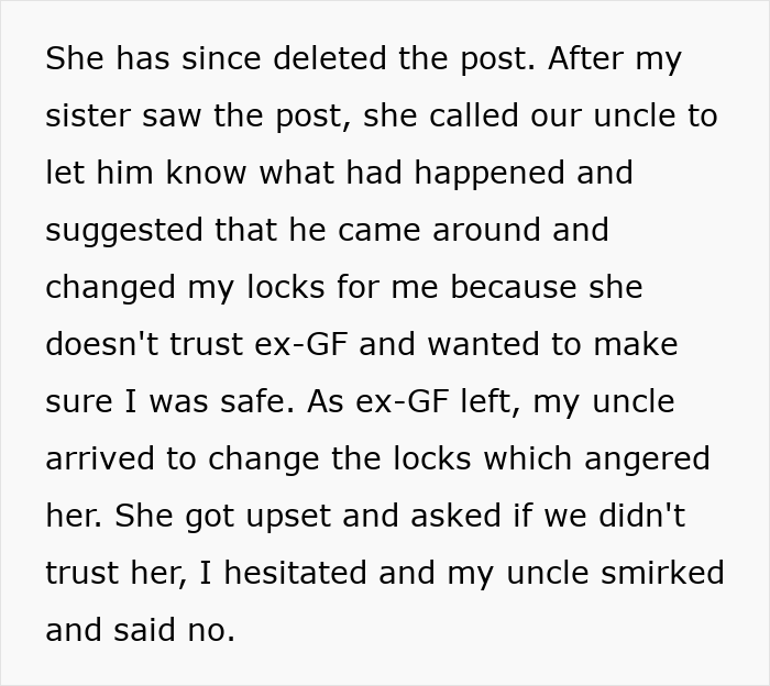 Un hombre con un brazo luchando por cortar verduras mientras su madre ayuda, destacando la reacción del perezoso cuñado.