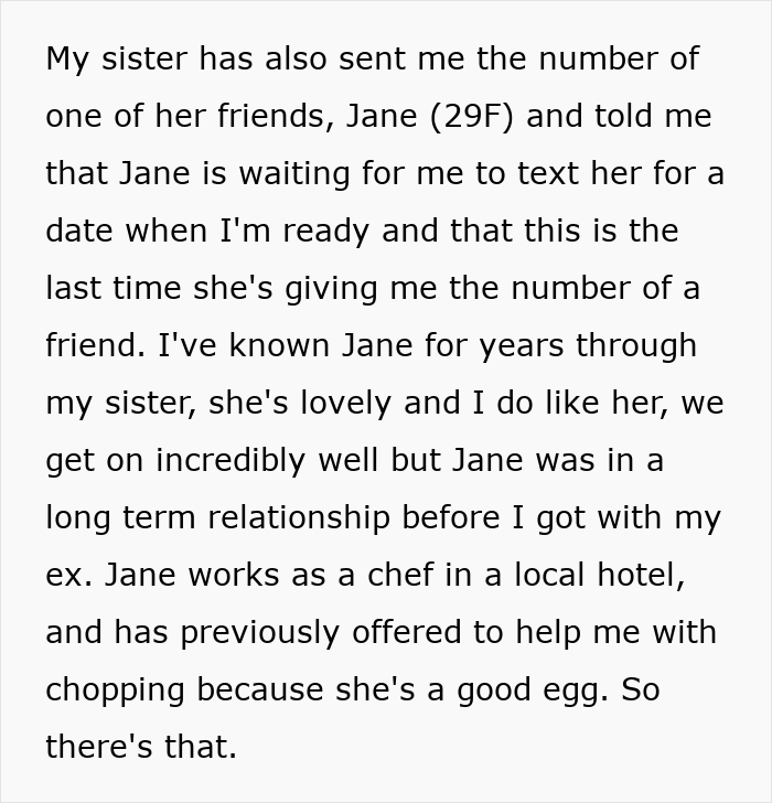 Un hombre con un brazo lucha por cortar verduras mientras su madre le ayuda, destacando los desafíos que supone usar un cuchillo debido a una discapacidad.