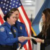 ARCHIVO - La secretaria de Seguridad Nacional de Estados Unidos, Kristi Noem (derecha), le da la mano a la oficial de la Administración de Seguridad del Transporte, Monica Degro, en una conferencia de prensa en el Aeropuerto Internacional Harry Reid, el 22 de noviembre de 2025, en Las Vegas.