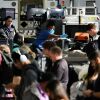 Pasajeros esperan en fila para pasar por un puesto de control de la Administración de Seguridad del Transporte mientras viajan en el Aeropuerto Internacional de Los Ángeles en noviembre de 2025.