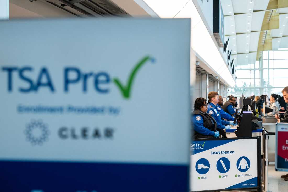 En el Aeropuerto Nacional Ronald Reagan de Washington, los trabajadores de la TSA todavía están en el trabajo el viernes a pesar de no recibir un cheque de pago completo debido al cierre parcial del gobierno.