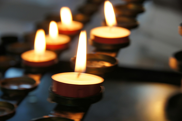 Varias velas encendidas representan esperanza y cambio en la vida de un hombre soltero después de una llamada a servicios infantiles.