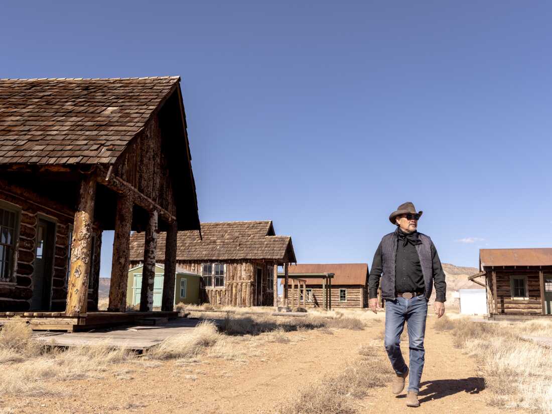 David Manazares fotografiado en el set de la película Oppenheimer, ubicado en Ghost Ranch cerca de Abiquiu NM, el 11 de marzo de 2026.