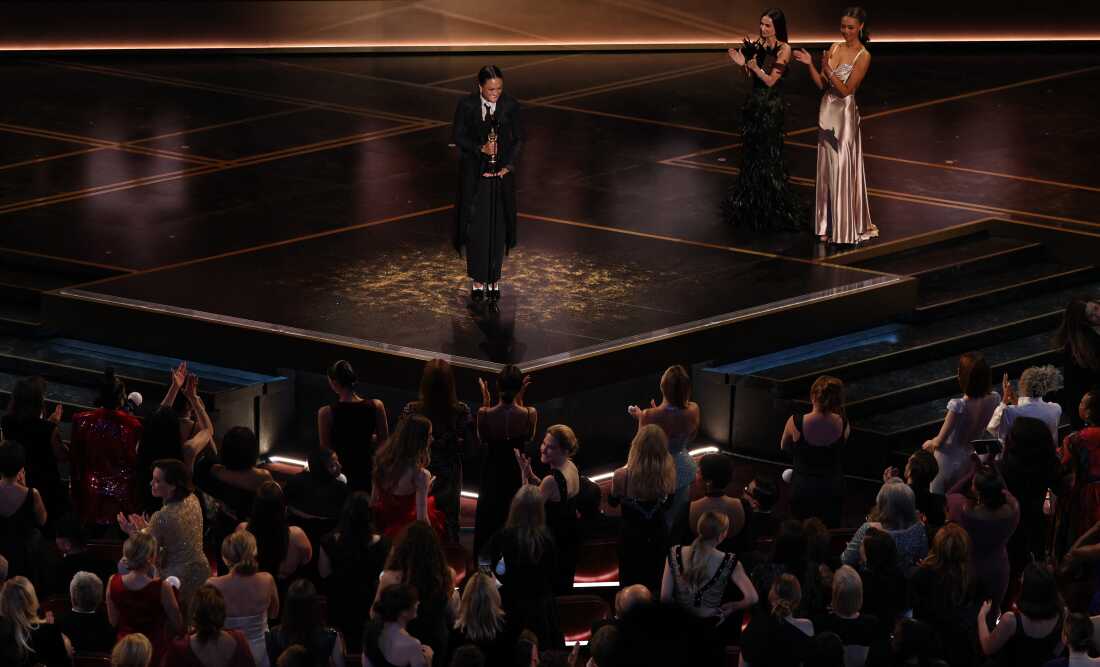 Autumn Durald Arkapaw acepta el premio a la mejor fotografía por Sinners.