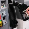 Un cliente carga gasolina regular a un precio de $5,29 en una gasolinera Chevron en Bellevue, Washington, el viernes 13 de marzo de 2026. 