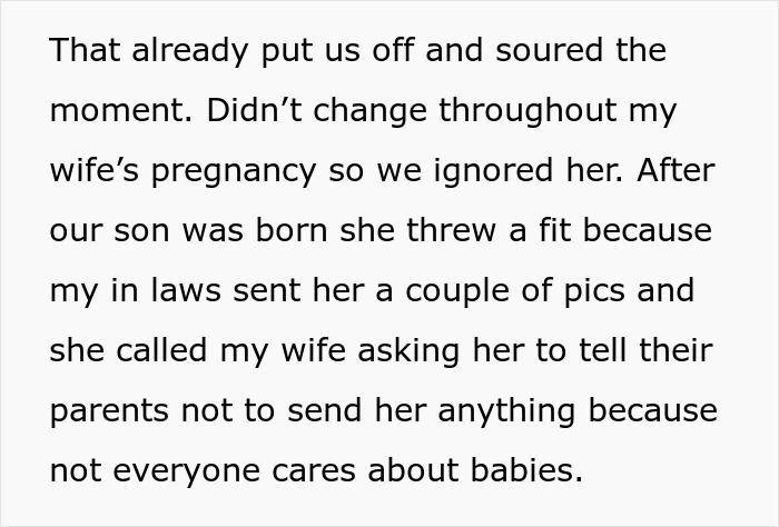Texto que describe una relación familiar grosera que involucra a un bebé y un conflicto por compartir fotografías después del nacimiento.
