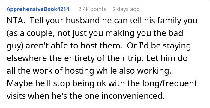 Comentario que aconseja a una esposa que le diga a su marido que no puede acoger a su familia, destacando sentimientos de dolor y falta de respeto.